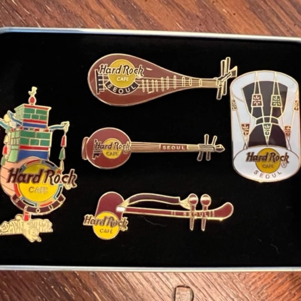 Hard Rock Cafe PINS Seoul '99 traditional Korean instruments